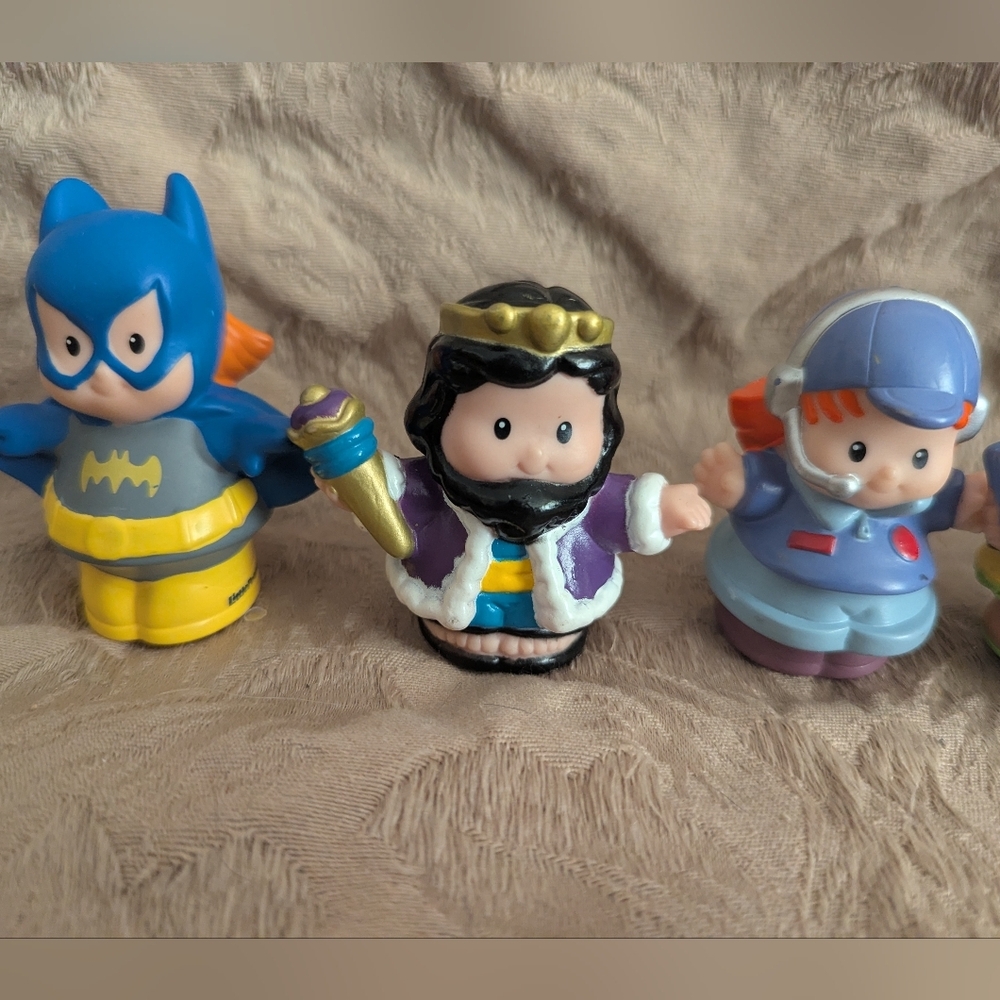 Fisher Price Little People Lot of 9 Figures Fireman Dog King Toy - Picture 2 of 10